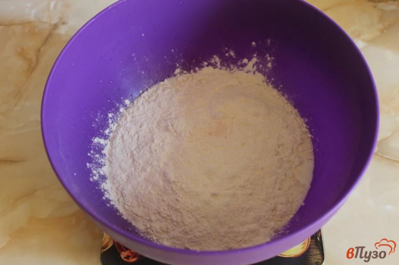 Фото приготовление рецепта: Блины с ванилью и вареньем из черной смородины шаг №3