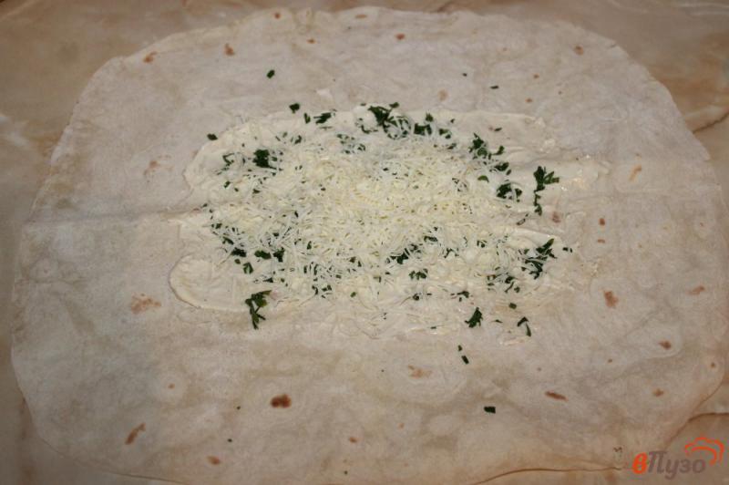 Фото приготовление рецепта: Лаваш со сливочным сыром, моцареллой и зеленью шаг №4