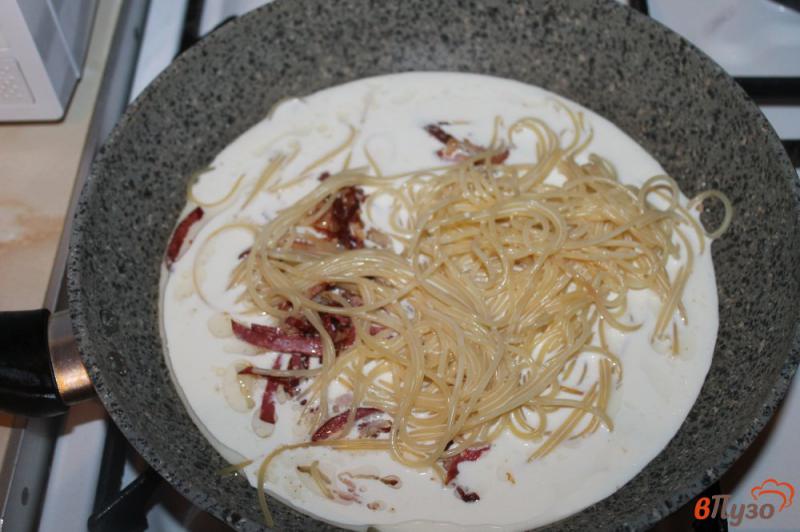 Фото приготовление рецепта: Спагетти с беконом и желтком в сливочном соусе шаг №4