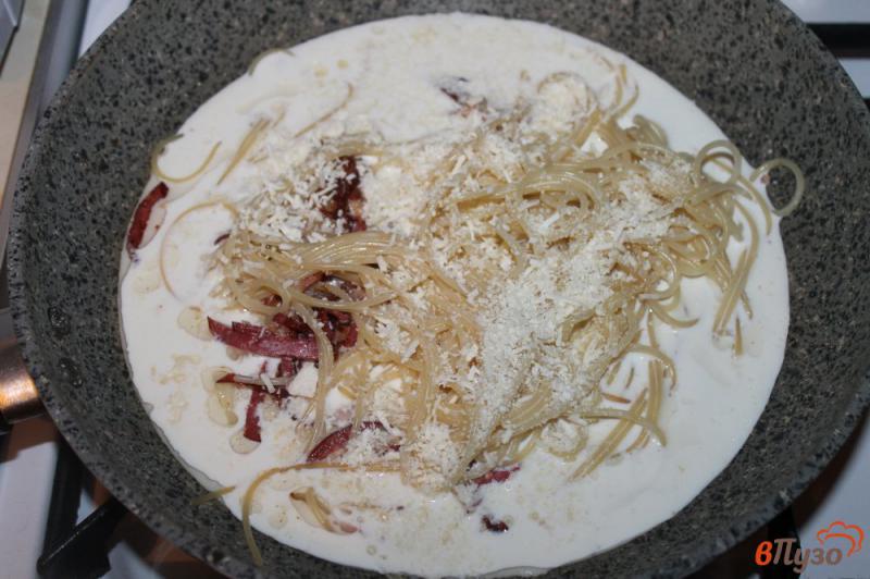 Фото приготовление рецепта: Спагетти с беконом и желтком в сливочном соусе шаг №5