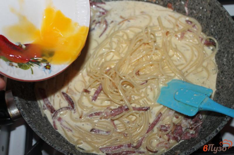 Фото приготовление рецепта: Спагетти с беконом и желтком в сливочном соусе шаг №6