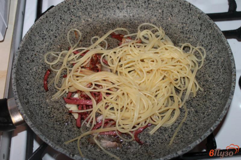 Фото приготовление рецепта: Спагетти с беконом и желтком в сливочном соусе шаг №3