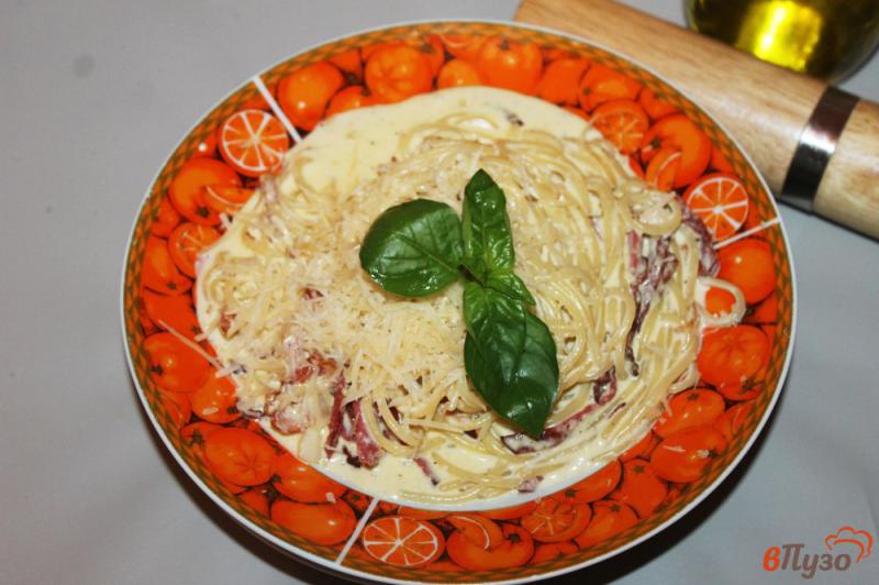 Фото приготовление рецепта: Спагетти с беконом и желтком в сливочном соусе шаг №7