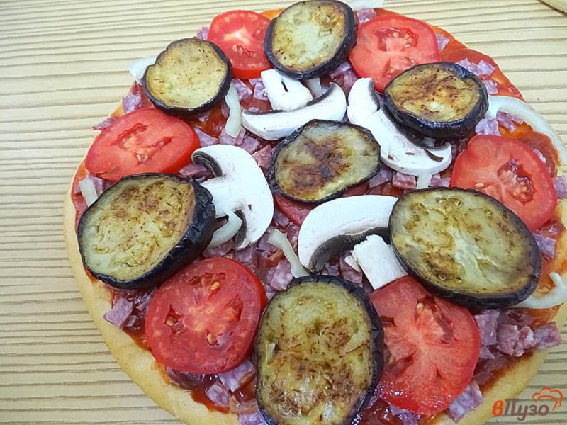 Фото приготовление рецепта: Пицца с баклажанами на готовой основе шаг №10