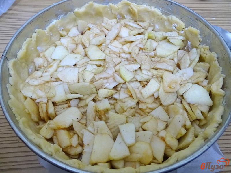 Фото приготовление рецепта: Песочный пирог с яблоками шаг №9