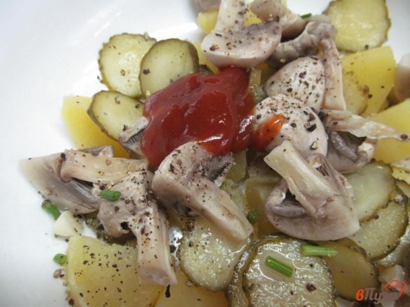 Фото приготовление рецепта: Салат с маринованными шампиньонами и огурцами шаг №4