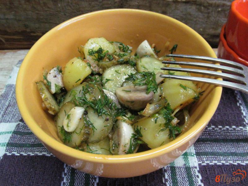 Фото приготовление рецепта: Салат с маринованными шампиньонами и огурцами шаг №7