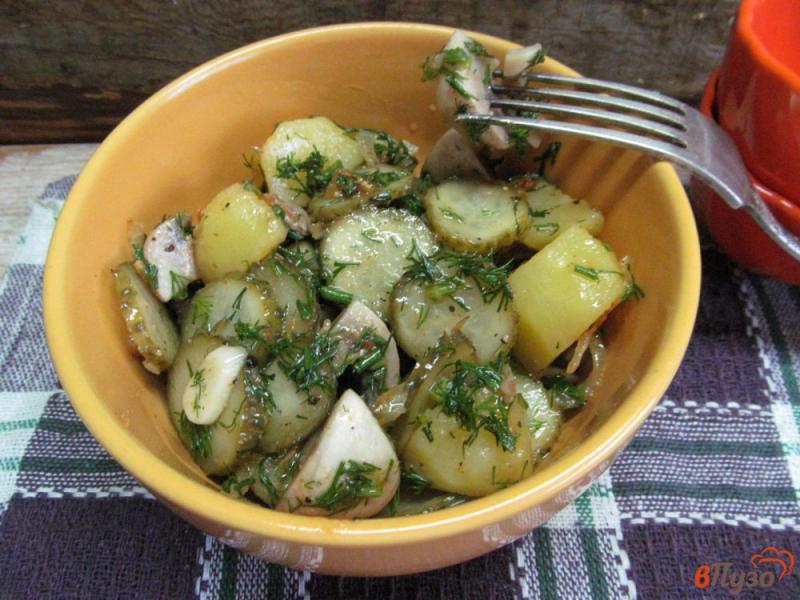 Фото приготовление рецепта: Салат с маринованными шампиньонами и огурцами шаг №8