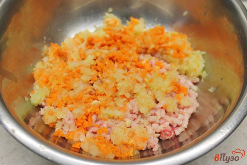 Фото приготовление рецепта: Куриные тефтели с морковкой шаг №2
