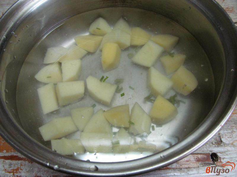 Фото приготовление рецепта: Суп с маринованным огурцом и колбасой шаг №1
