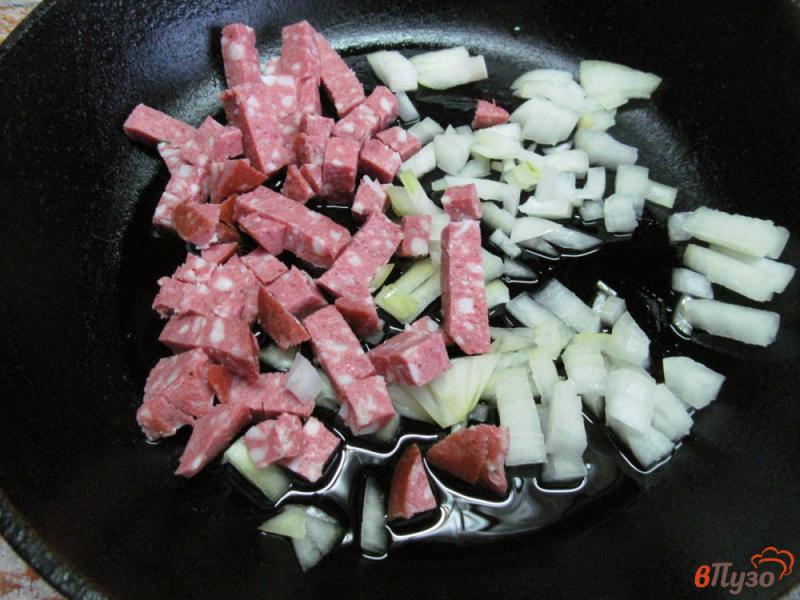 Фото приготовление рецепта: Суп с маринованным огурцом и колбасой шаг №2