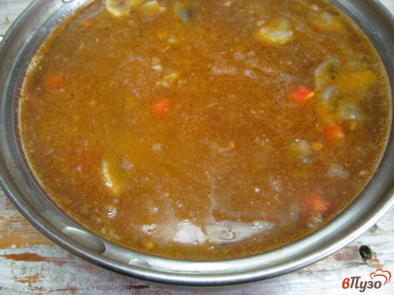 Фото приготовление рецепта: Суп с маринованным огурцом и колбасой шаг №6