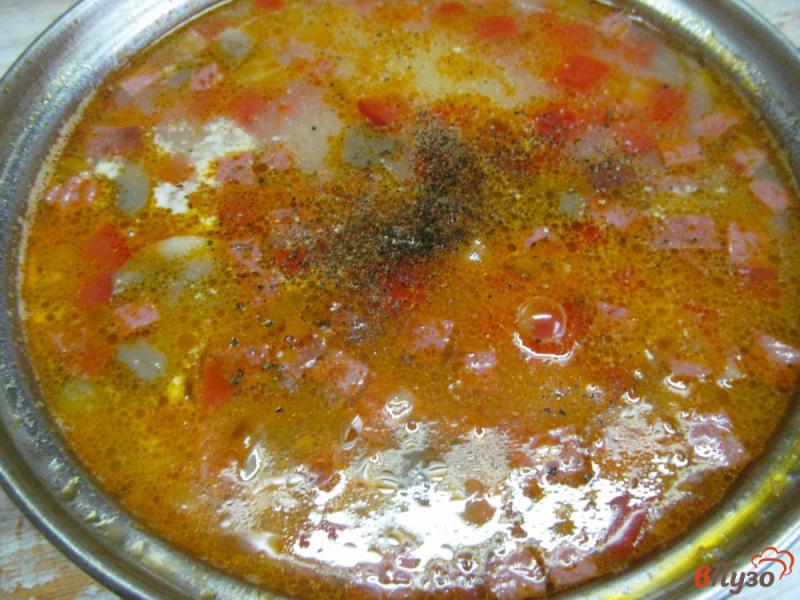 Фото приготовление рецепта: Суп с маринованным огурцом и колбасой шаг №7
