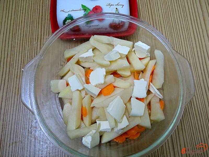 Фото приготовление рецепта: Картофель с морковью в микроволновке шаг №3
