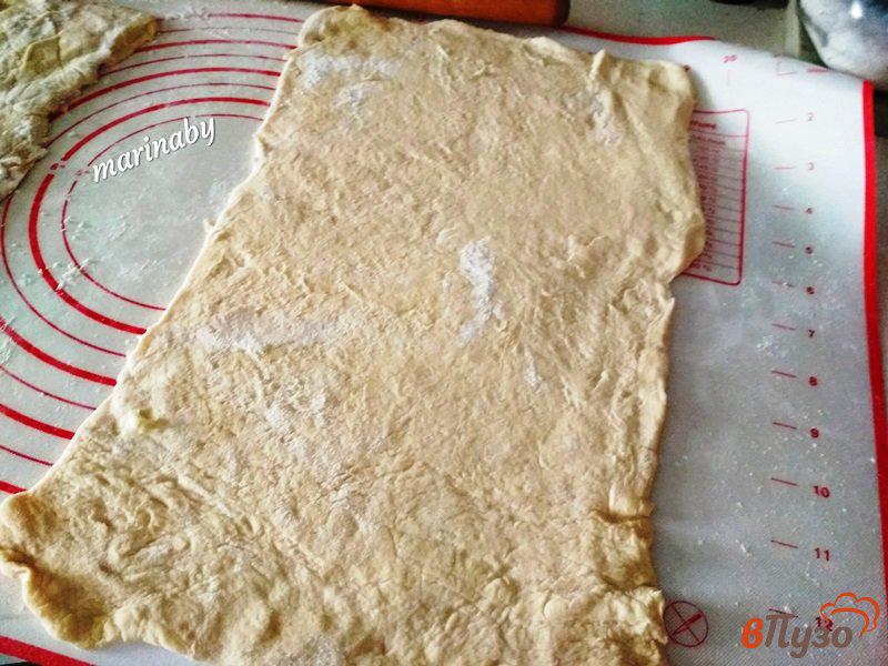 Фото приготовление рецепта: Слоеные конвертики со свининой шаг №4