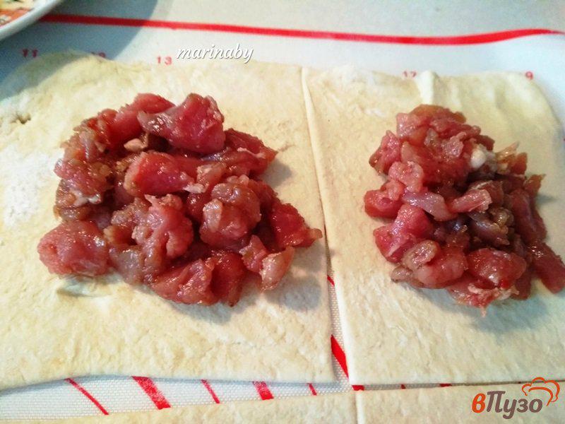 Фото приготовление рецепта: Слоеные конвертики со свининой шаг №6