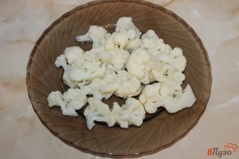 Фото приготовление рецепта: Цветная капуста с соусом песто и сыром шаг №2