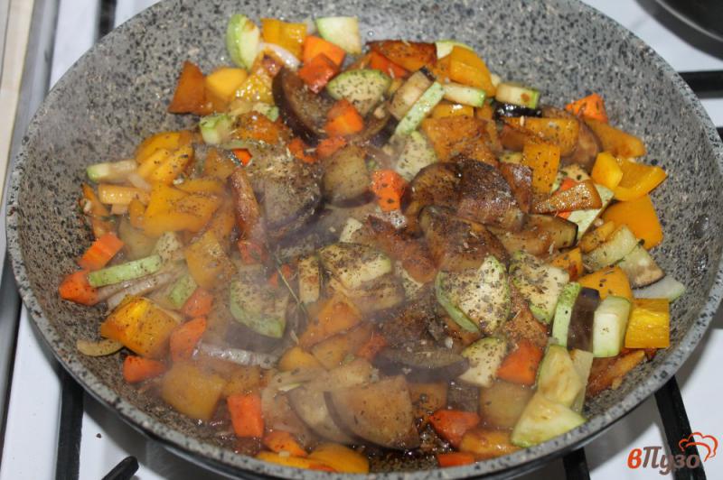 Фото приготовление рецепта: Тушеные осенние овощи в бальзамическом уксусе шаг №7