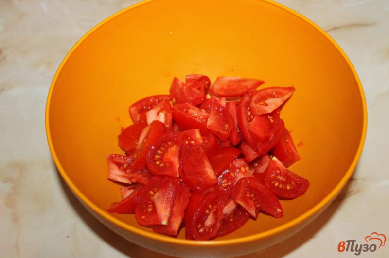 Фото приготовление рецепта: Салат из томатов, перца, листового салата и сыра под базиликовым песто шаг №1