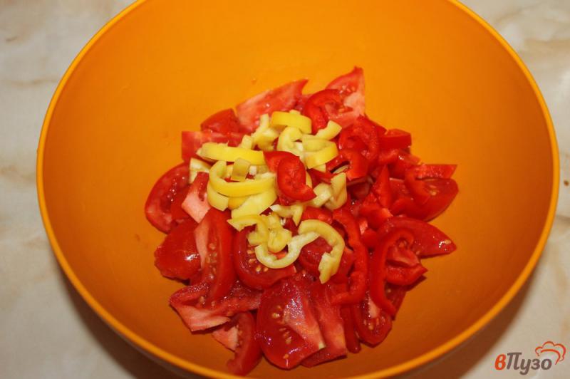 Фото приготовление рецепта: Салат из томатов, перца, листового салата и сыра под базиликовым песто шаг №2