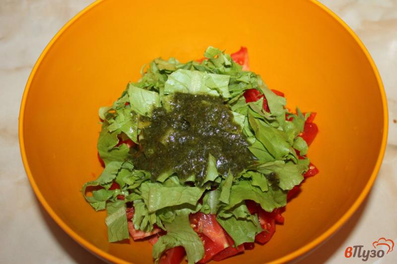 Фото приготовление рецепта: Салат из томатов, перца, листового салата и сыра под базиликовым песто шаг №4