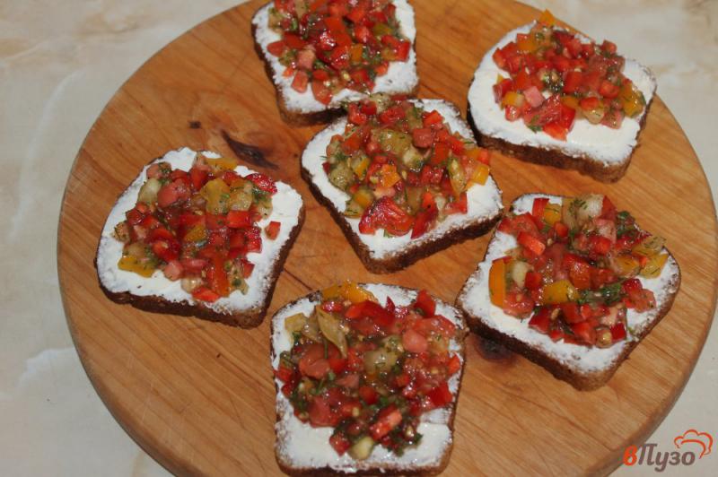 Фото приготовление рецепта: Бутерброды со сливочным сыром, томатами, перцем и зеленью шаг №5