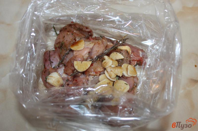 Фото приготовление рецепта: Запеченные куриные бедра в рукаве с чесноком и приправой гриль шаг №5