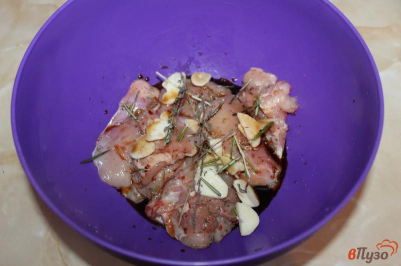 Фото приготовление рецепта: Запеченные куриные бедра в рукаве с чесноком и приправой гриль шаг №4