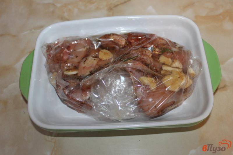 Фото приготовление рецепта: Запеченные куриные бедра в рукаве с чесноком и приправой гриль шаг №6