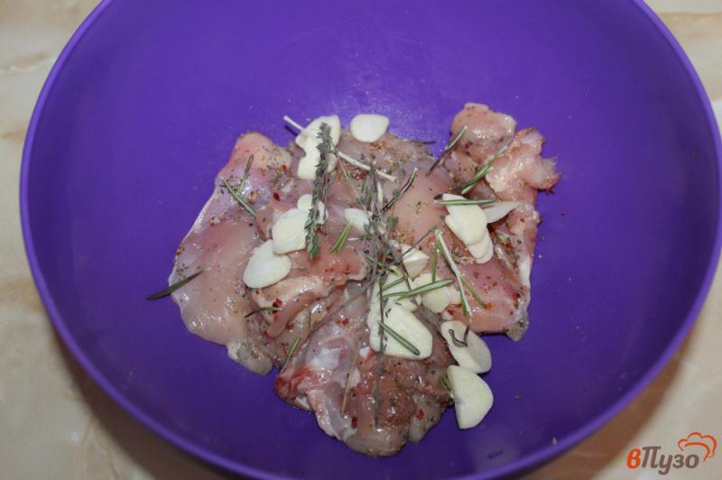 Фото приготовление рецепта: Запеченные куриные бедра в рукаве с чесноком и приправой гриль шаг №3