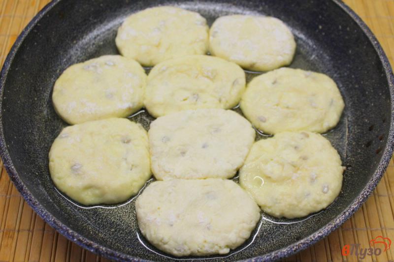 Фото приготовление рецепта: Сырники с кунжутом и семечками шаг №6