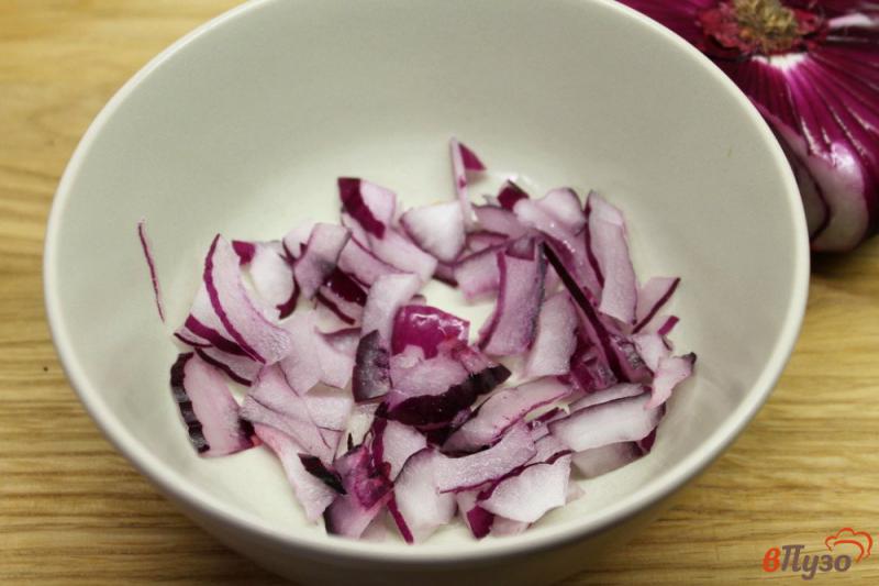 Фото приготовление рецепта: Салат из помидоров с красным луком и семечками шаг №1