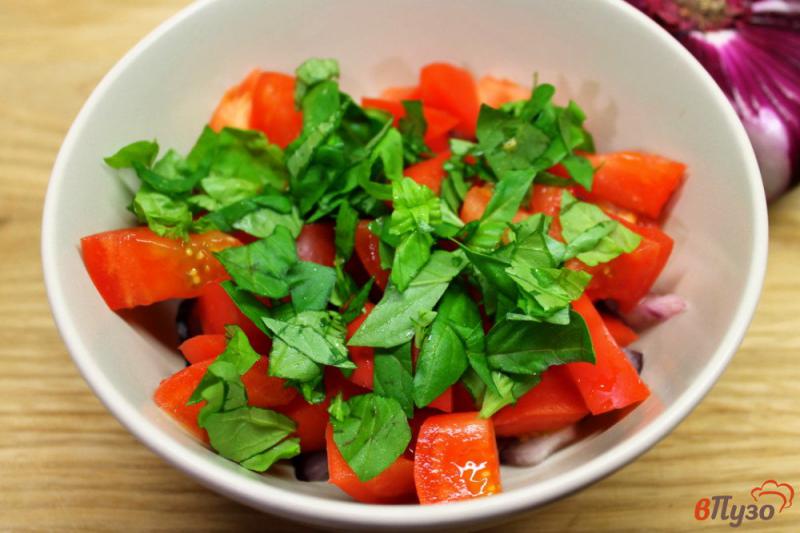 Фото приготовление рецепта: Салат из помидоров с красным луком и семечками шаг №3
