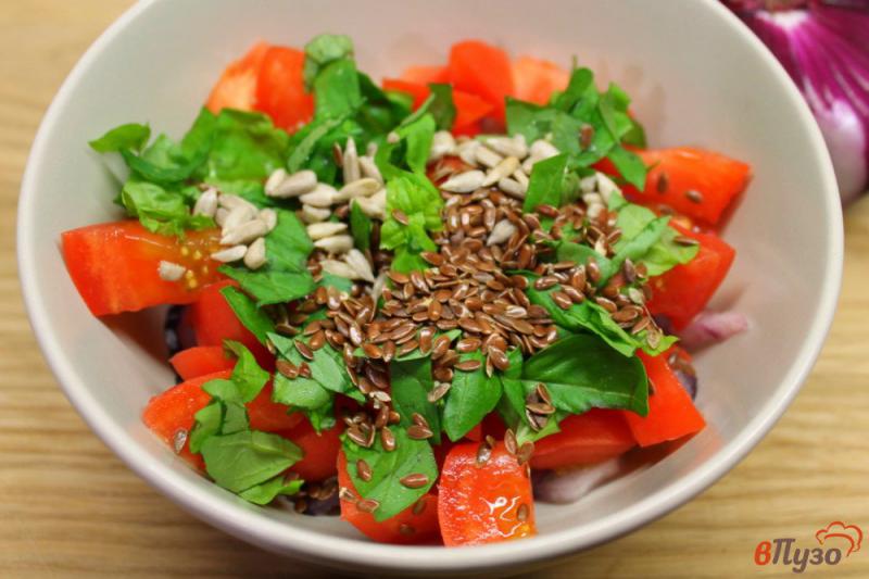 Фото приготовление рецепта: Салат из помидоров с красным луком и семечками шаг №4