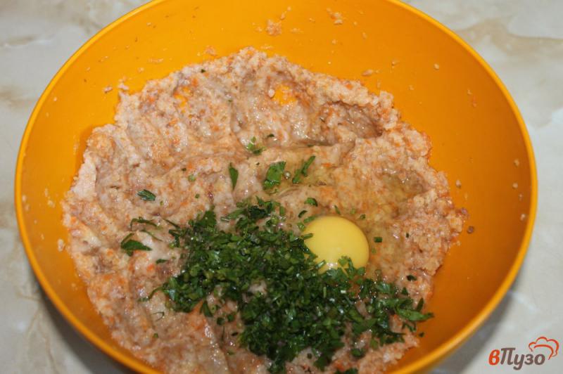 Фото приготовление рецепта: Котлеты из куриного филе с грибами и морковью под сыром и помидорами в духовке шаг №3