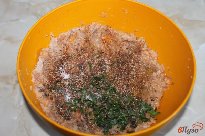 Фото приготовление рецепта: Котлеты из куриного филе с грибами и морковью под сыром и помидорами в духовке шаг №4