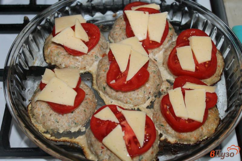 Фото приготовление рецепта: Котлеты из куриного филе с грибами и морковью под сыром и помидорами в духовке шаг №7