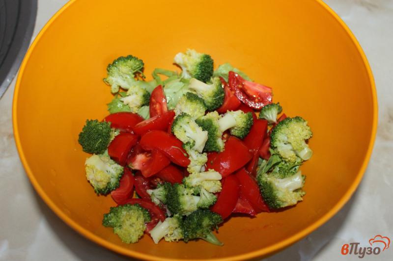 Фото приготовление рецепта: Салат из помидоров и брокколи под кунжутной заправкой шаг №3