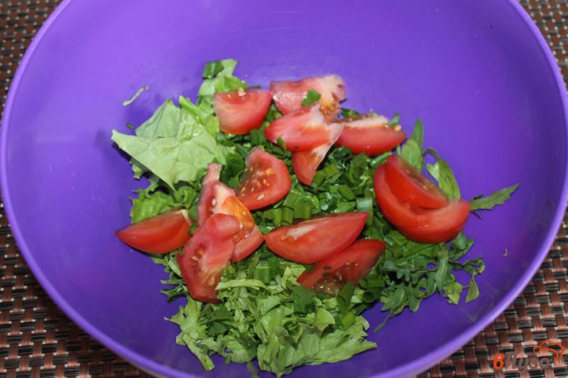 Фото приготовление рецепта: Салат из зелени, помидоров и сыра шаг №3