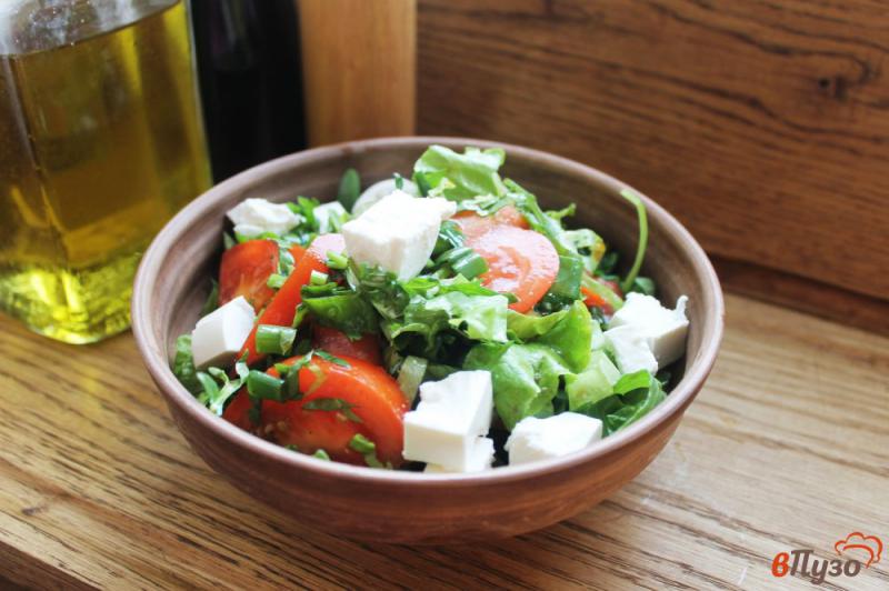 Фото приготовление рецепта: Салат из зелени, помидоров и сыра шаг №4