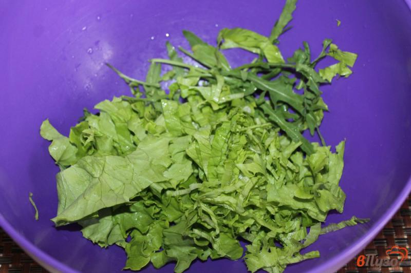 Фото приготовление рецепта: Салат из зелени, помидоров и сыра шаг №1