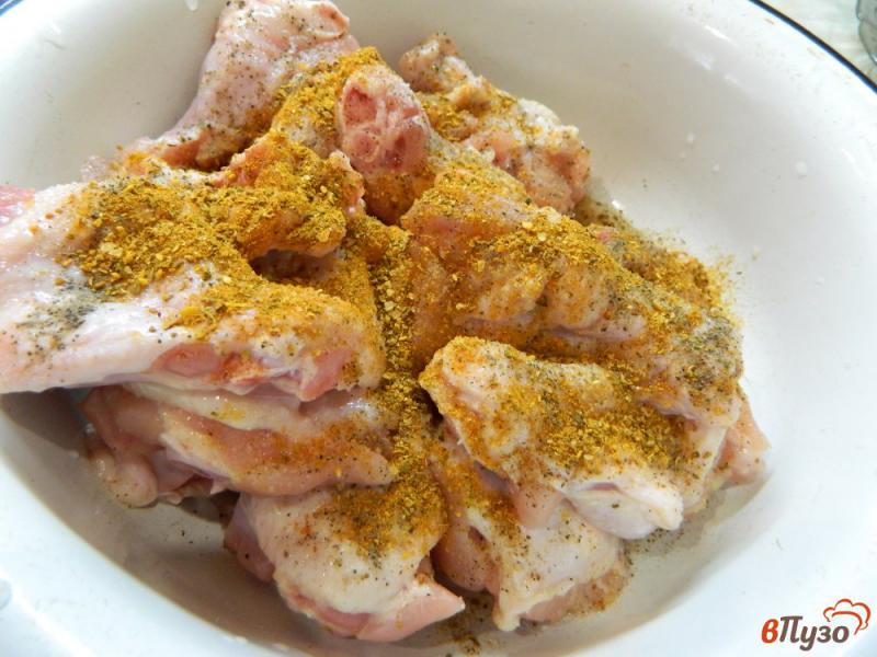 Фото приготовление рецепта: Овощи запеченные в духовке с куриными крылышками шаг №2