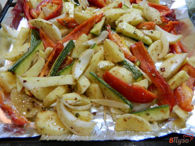 Фото приготовление рецепта: Овощи запеченные в духовке с куриными крылышками шаг №5