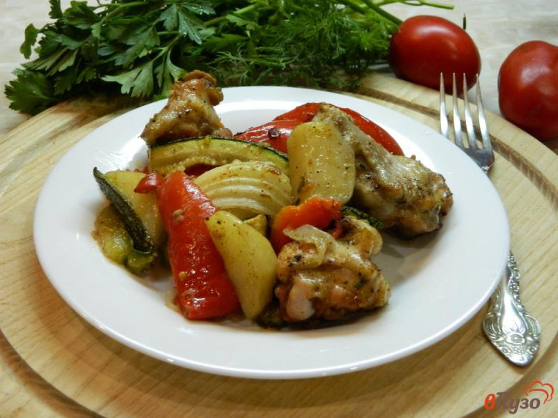 Фото приготовление рецепта: Овощи запеченные в духовке с куриными крылышками шаг №7