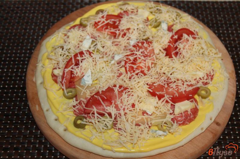 Фото приготовление рецепта: Пицца на готовой основе с салями, голубым сыром и оливками шаг №6