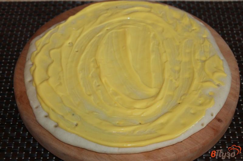 Фото приготовление рецепта: Пицца на готовой основе с салями, голубым сыром и оливками шаг №1
