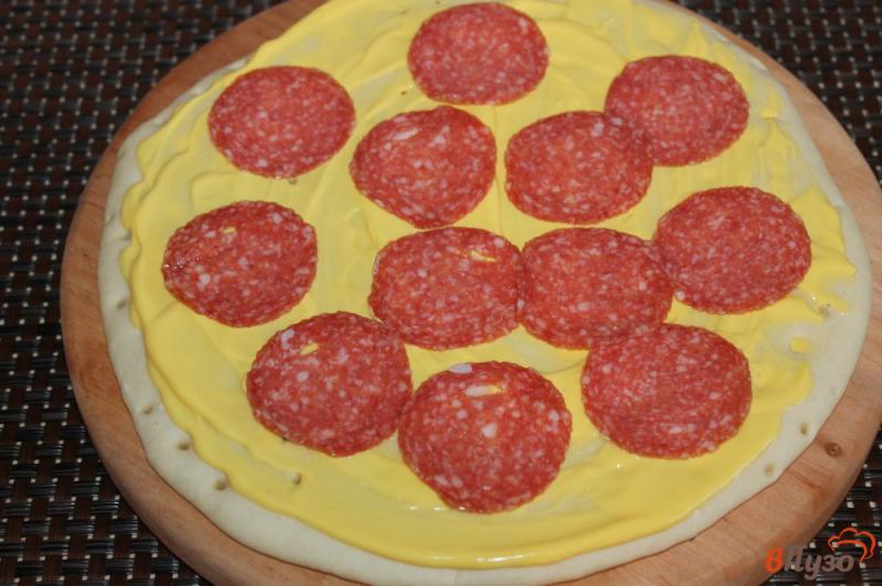 Фото приготовление рецепта: Пицца на готовой основе с салями, голубым сыром и оливками шаг №2