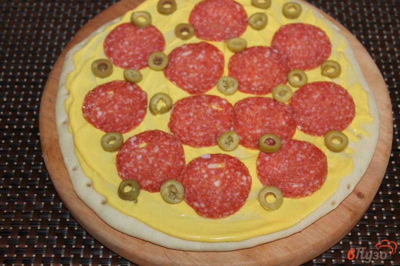 Фото приготовление рецепта: Пицца на готовой основе с салями, голубым сыром и оливками шаг №3