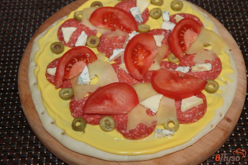 Фото приготовление рецепта: Пицца на готовой основе с салями, голубым сыром и оливками шаг №5