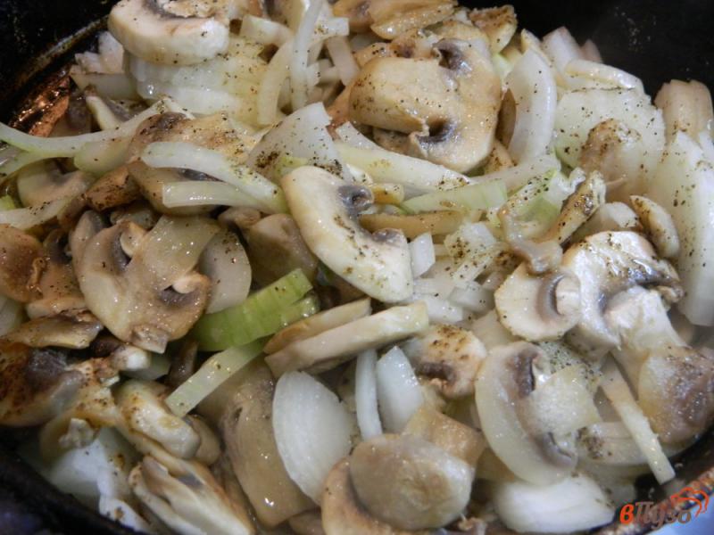 Фото приготовление рецепта: Бризоль с грибами и плавленным сыром шаг №2